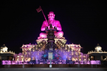 Statue-of-Equality-004